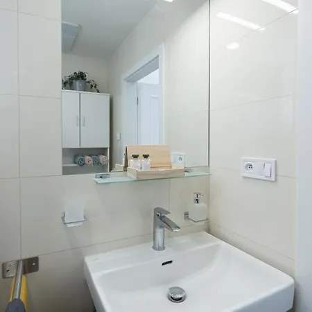 Newly Renovated Next To The National Museum Appartement