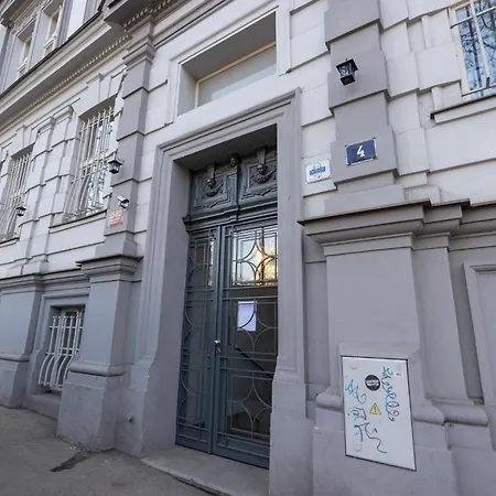 Newly Renovated Next To The National Museum Appartement